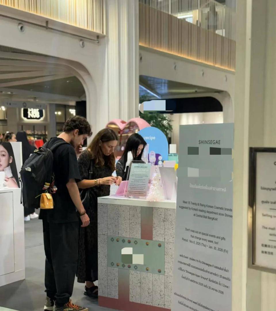 友偶遇身材娇小五官立体打扮时尚洋气开元棋牌试玩鞠婧炜曼谷超市购物被网