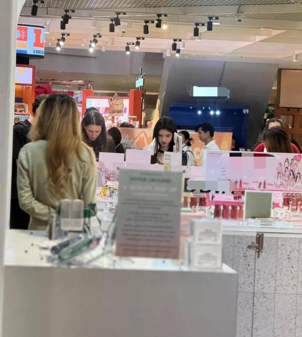 友偶遇身材娇小五官立体打扮时尚洋气开元棋牌试玩鞠婧炜曼谷超市购物被网(图5)